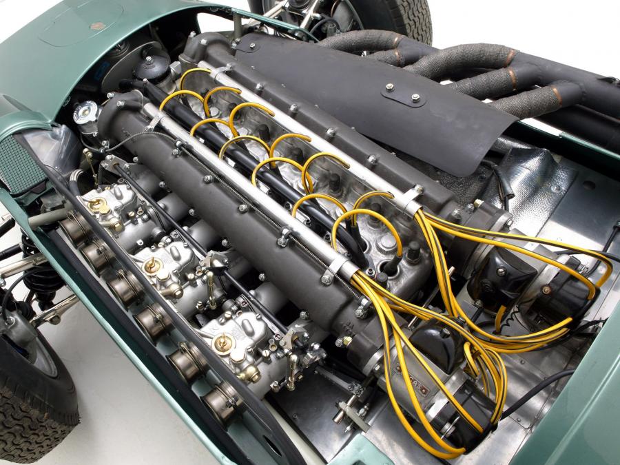 Моторный отсек Aston Martin DBR4 1959 года  (фото 16 из 22)